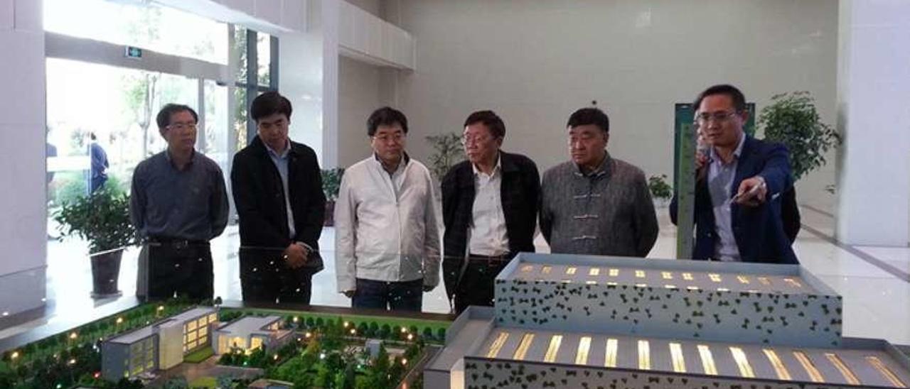 La dirección de China Tianying, ante la maqueta de una planta de revalorización en Hai&#039;an. // FdV