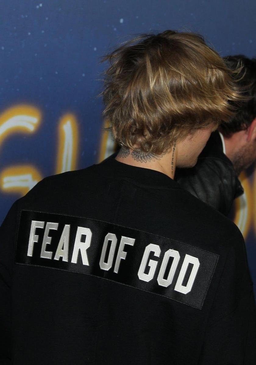 Justin Bieber con su sudadera de "Fear of God"
