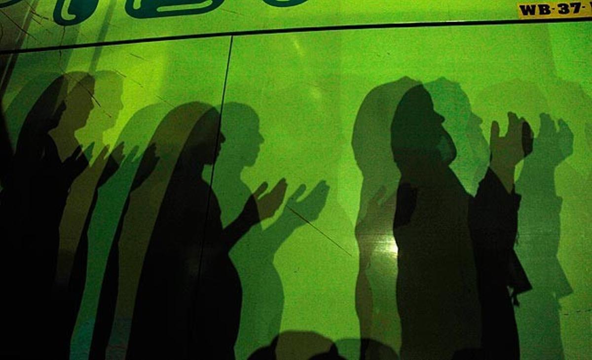 Unes dones musulmanes resen aquest dijous a prop d’un autobús de pelegrins als afores de la ciutat d’Ajmer, a l’Índia. Durant aquests dies en què se celebren les festivitats de l’Urs a la ciutat, fidels de tot el món visiten el sepulcre del sant sufí Moinuddin Chishti.