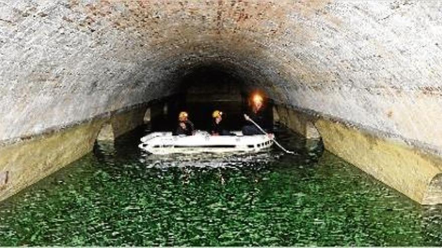 Una curiosa visita guiada a les cisternes del Castell de Sant Ferran.