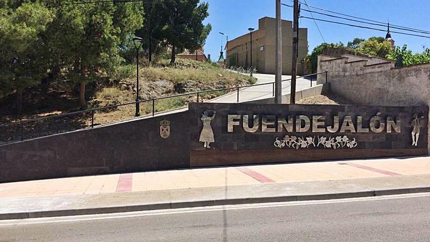 El rótulo con el nombre de Fuendejalón ya luce en el acceso al municipio. | SERVICIO ESPECIAL