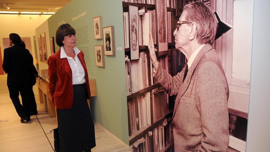 Marisa Torrente en el  Museo de Pontevedra, que acoge la exposición de "Los mundos de Torrente Ballester", ante un retrato de su padre.