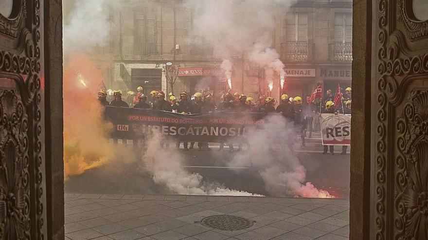 Más de 500 bomberos de toda Galicia se manifestaron en Ourense, en abril, para mostrar su rechazo a la privatización. En la imagen, la protesta a las puertas de la Diputación. // Brais Lorenzo
