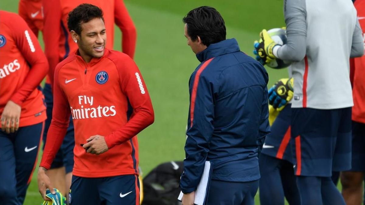 Emery quiere que Neymar controle sus emociones