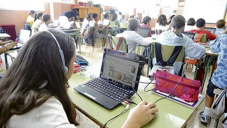 Alumnos usando sus miniportátiles en clase.