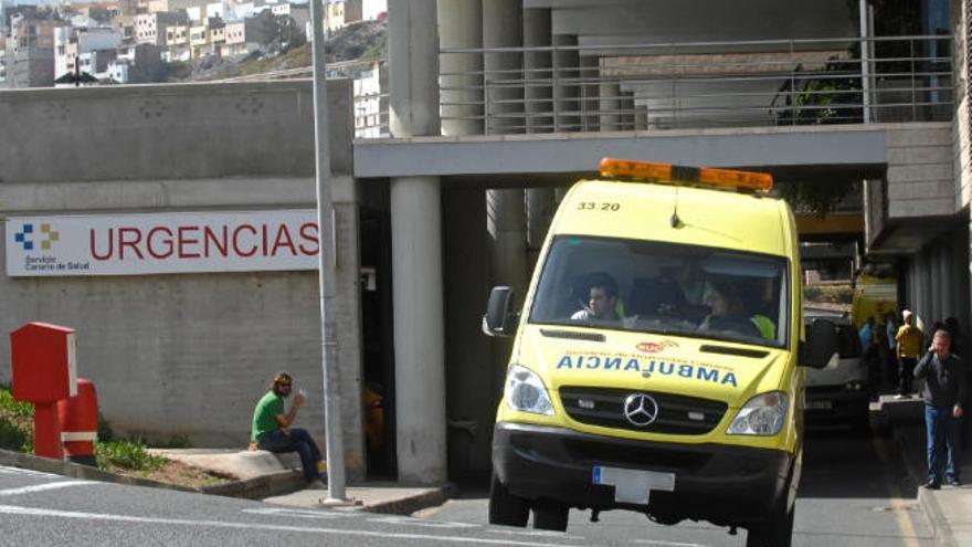 Una ambulancia sale del Servicio de Urgencias del Hospital Negrín.