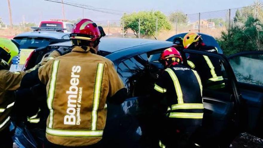 Instante en el que los bomberos excarcelaron a la herida.