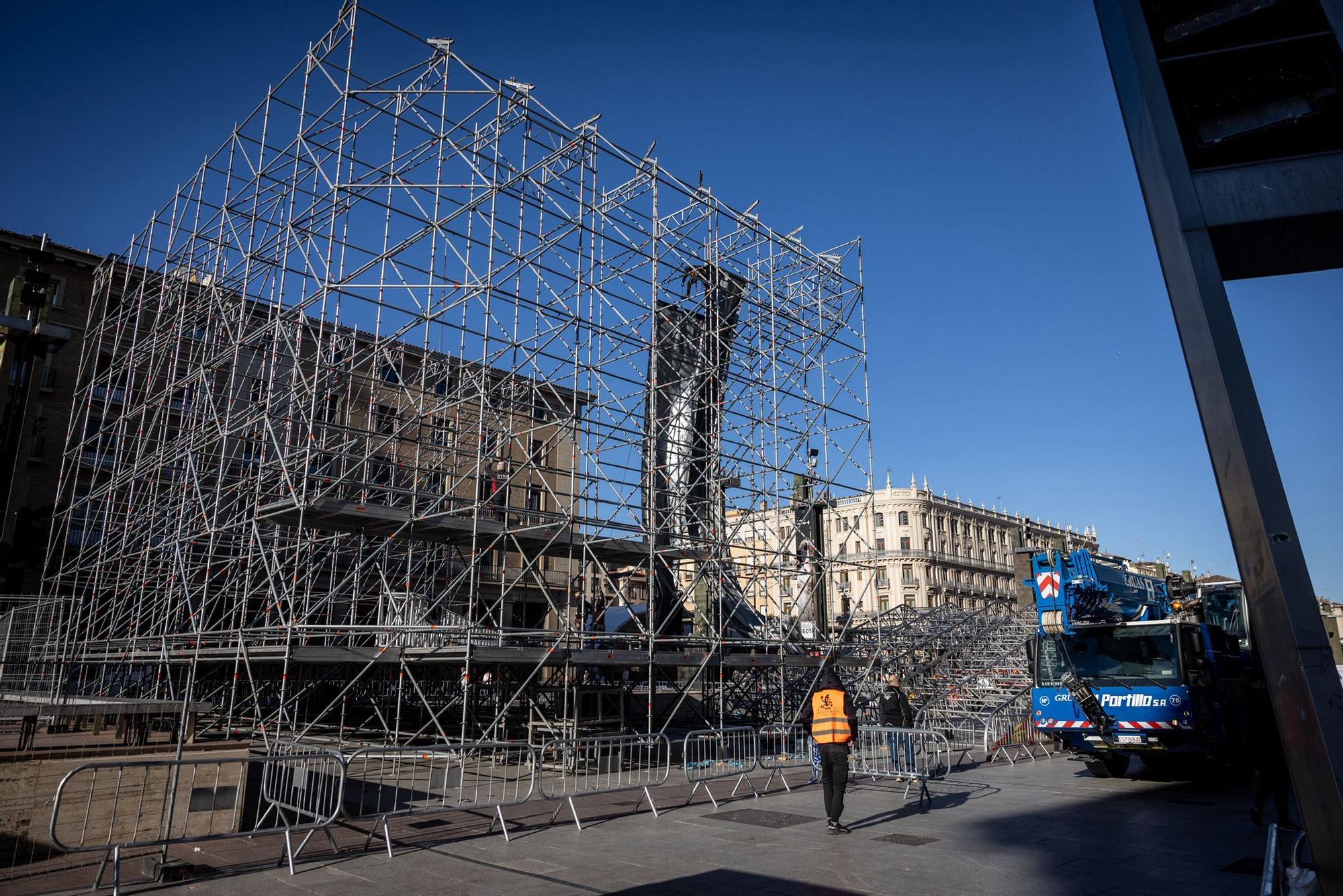 Comienza el montaje del gran escenario de las fiestas en la plaza del Pilar de Zaragoza