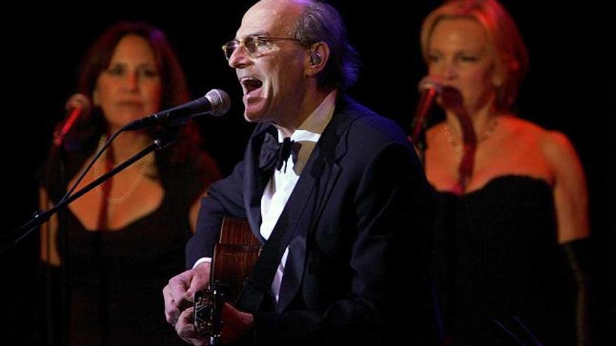 James Taylor canta durante la ceremonia de investidura de Barack Obama, en enero de este año. / efe