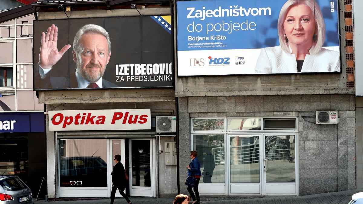 Carteles electorales de la candidata del partido Unión Croata Democrática, Borjana Kristo, y el del Partido de Acción Democrática,  Bakir Izetbegovic.