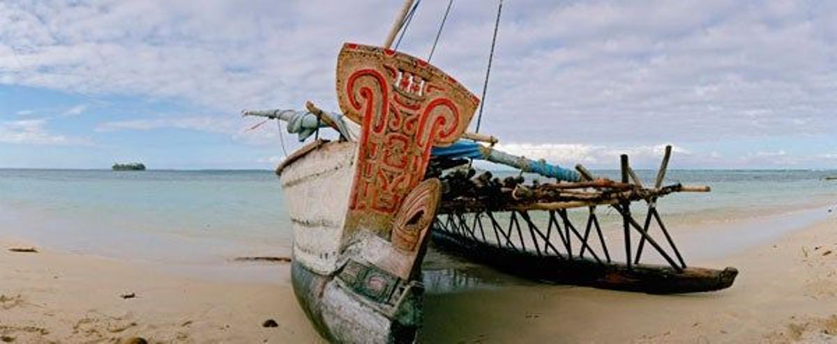 Barco ornamentado en el atolón de Egu, en Papua Nueva Guinea.