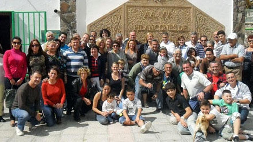 Foto de familia de los asistentes al descubrimiento del mural, ayer. i LP / DLP