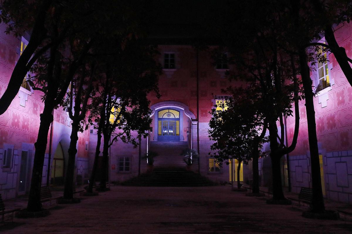 El pati de les Magnòlies il·luminat pel Dia Internacional de Reconeixement de la Covid Persistent.