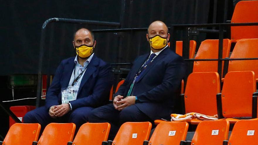 Aniano Cabrera (i) junto a Federico García Soto, en un partido de la Fase Final de la ACB.