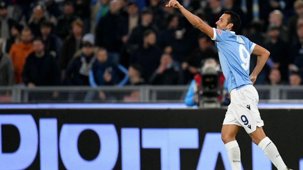 Pedro Rodríguez durante una jugada con el Lazio.