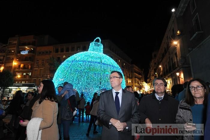 Estrellas y bolas ya brillan en las calles de Murcia