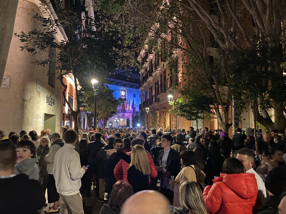 La calle Colom también se llenó de ciudadanos que no pudieron acceder a Cort