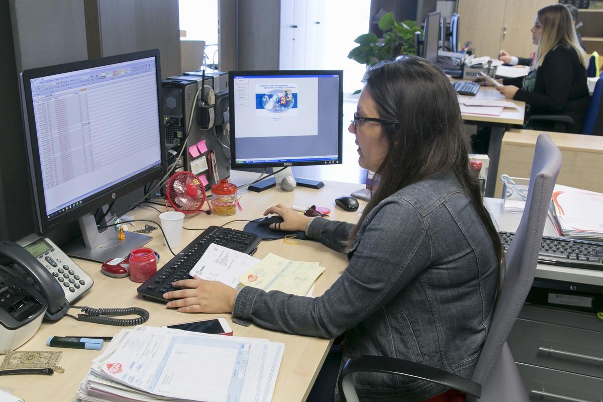 Una mujer trabaja en una oficina.