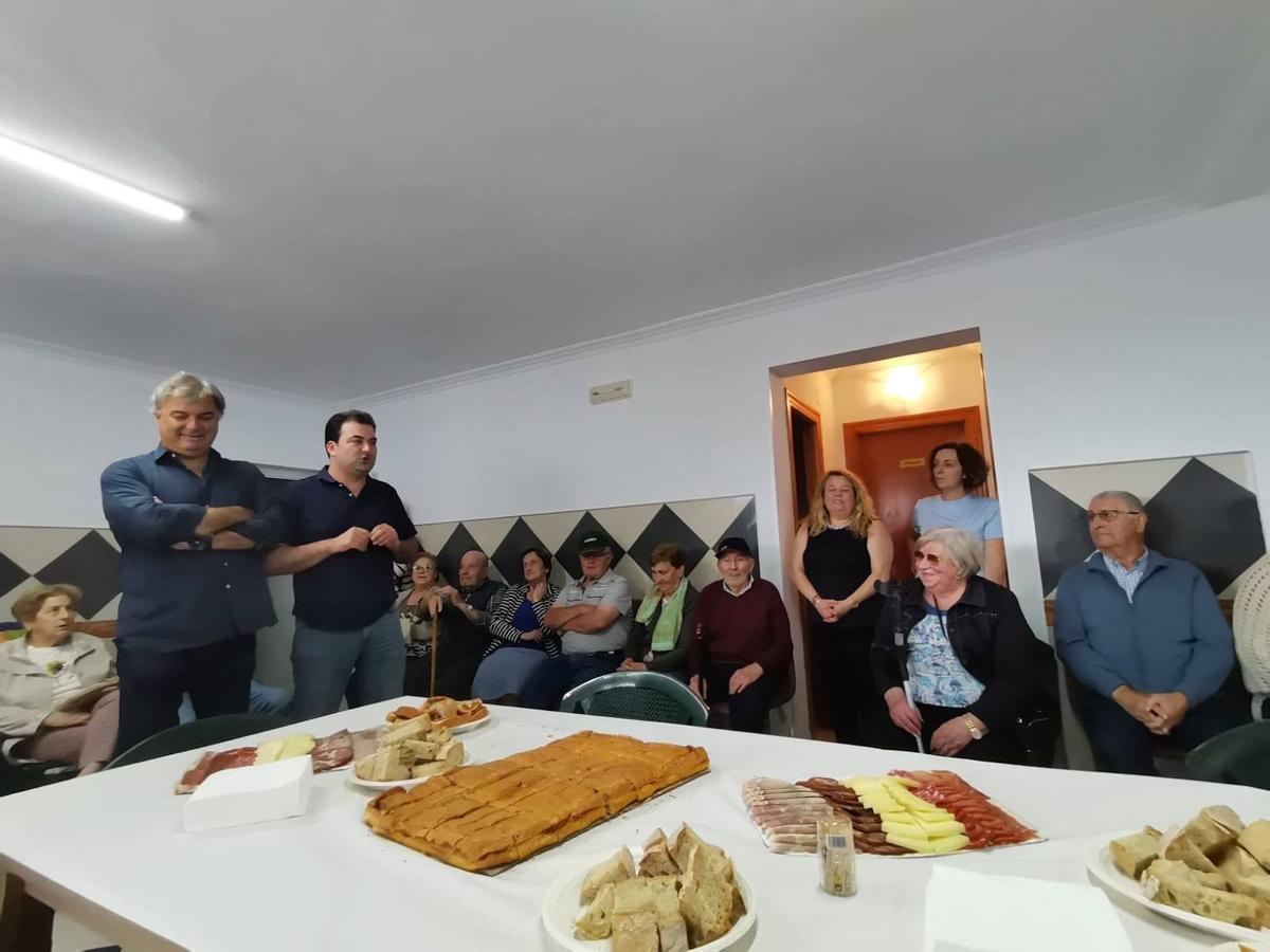 Ambiente en la inauguración, con presencia de Arturo García y Sergio Hidalgo, a la izquierda.