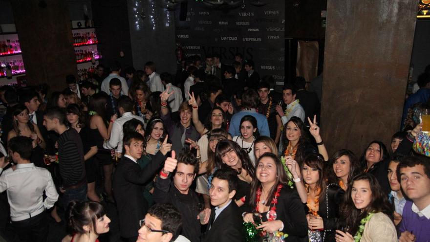 Gente joven celebra la nochevieja en Zamora. | J.F. (Archivo)