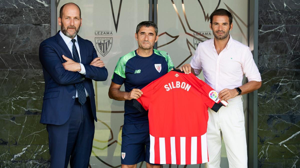 Borja Gonzalez , director de negocio del Athletic Club; Ernesto Valverde, entrenador del Athletic Club, y Carlos Galluzzo, director de marketing de Silbon.