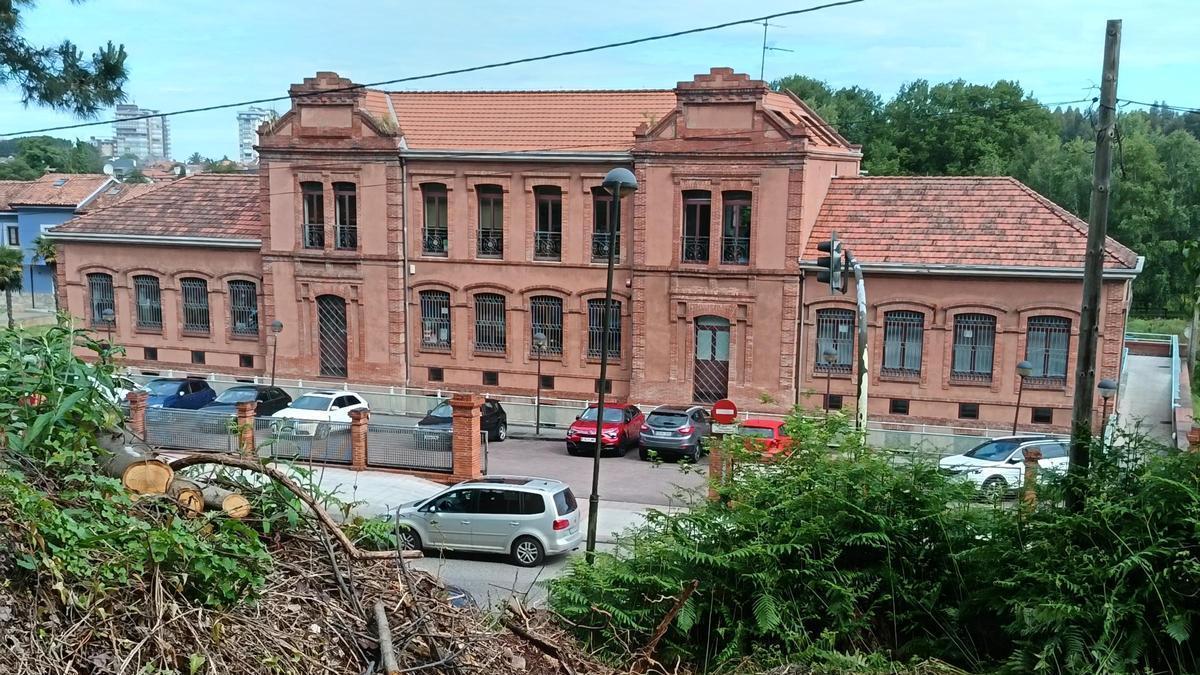 El edificio del centro de salud de Salinas, que fueron antiguas escuelas, construidas en el siglo XIX.