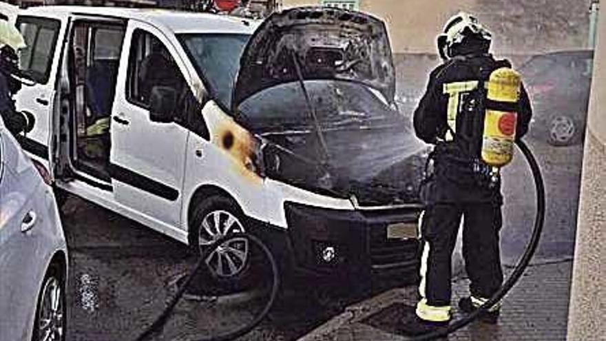 La furgoneta incendiada.