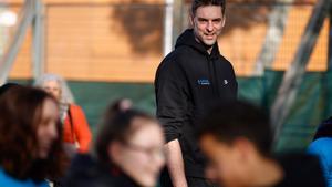 Archivo - Pau Gasol plays with the childs before the press conference for the presentation of the preliminary results of PASOS 2022 at the IES Celestino Mutis on January 26, 2023, in Madrid, Spain.