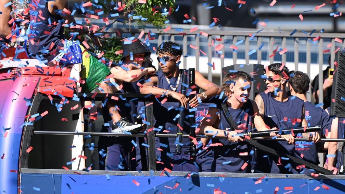 Los jugadores del FC Barcelona celebran ganar el título de LaLiga EA Sports durante un desfile en las calles de Barcelona.