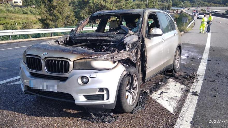 Así quedó el BMW que se incendió en la autopista