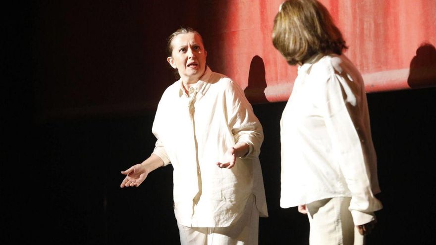 Un momento de la representación de «La Lazarilla», con Soledad Mallol y Pepa Pedroche en el escenario. | MARA VILLAMUZA