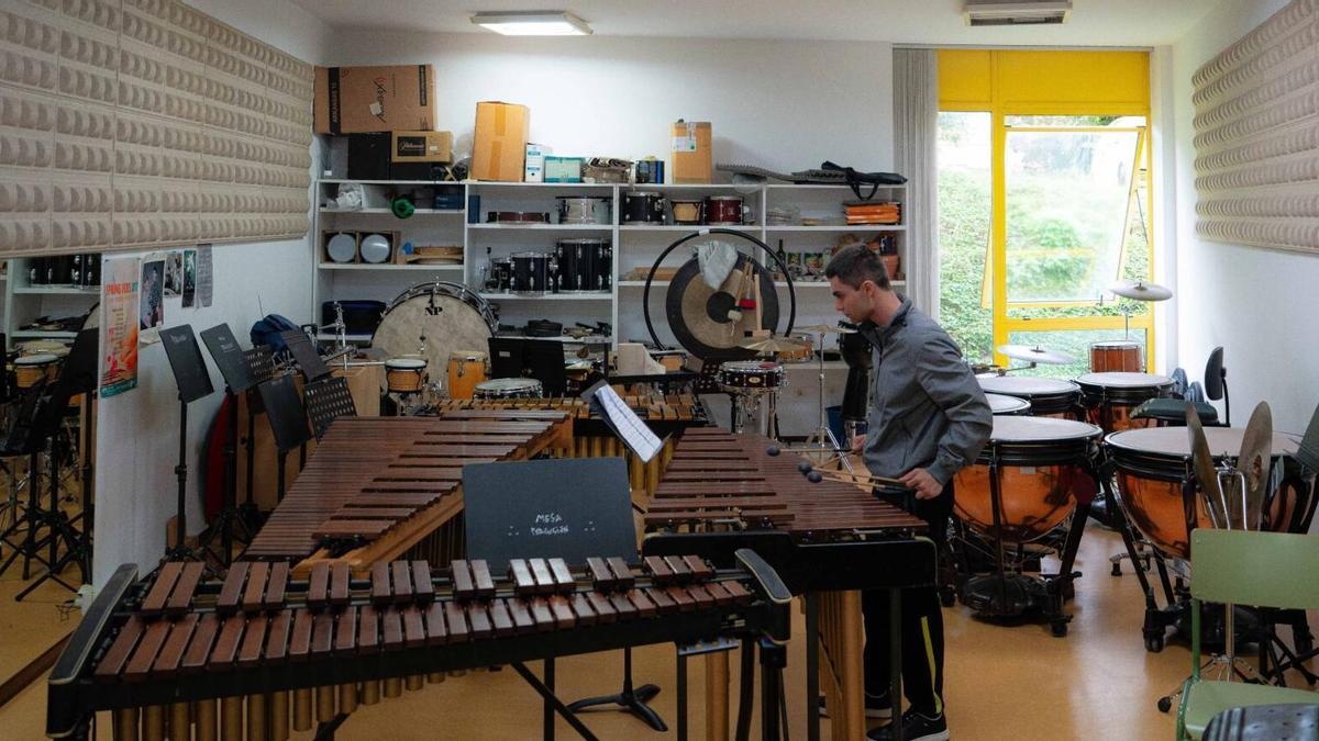 Un alumno ensaya en el Conservatorio Superior de Música de Vigo.