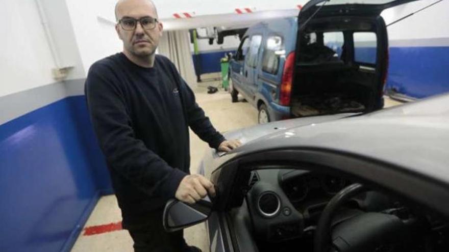Sergio González, el hombre que evitó la violación y ayudó a atrapar al presunto agresor, ayer, en su negocio de mecánica del automóvil.
