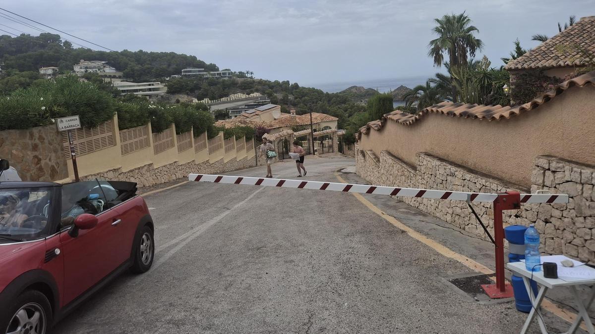 Imagen de la barrera del acceso a la cala del Portitxol (la Barraca) tomada este martes 1 de septiembre