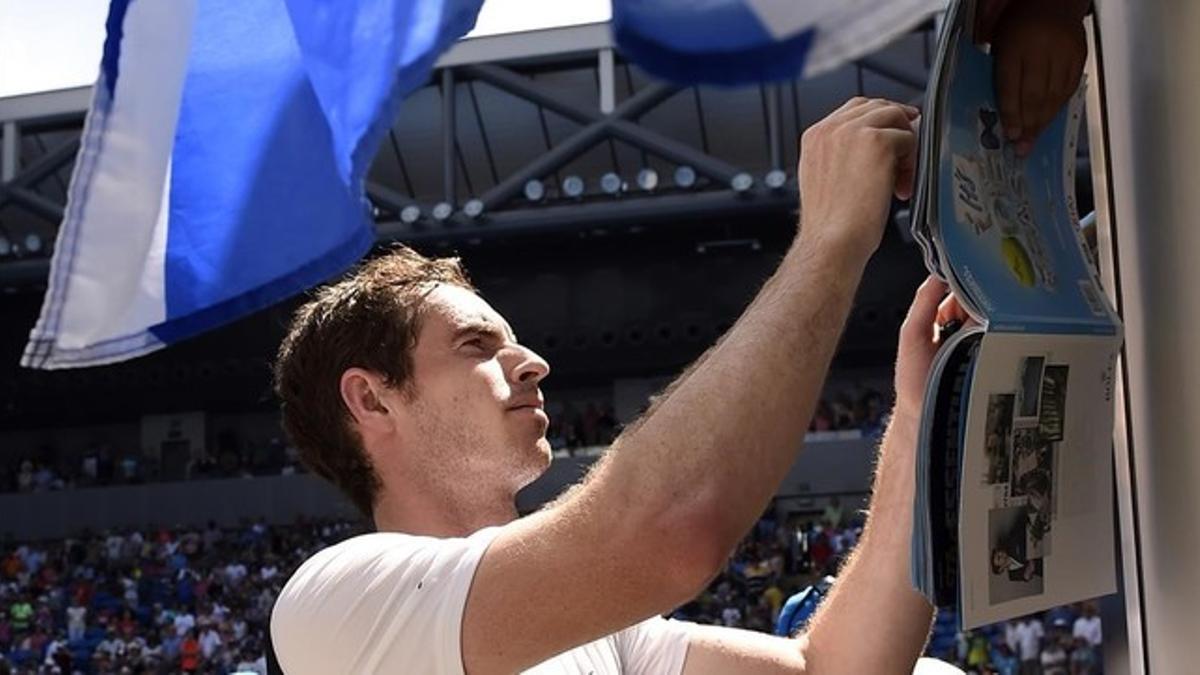 Murray firma autógrafos en el Abierto de Australia.