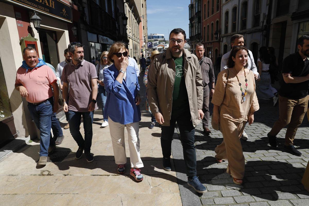 EN IMÁGENES: El presidente Adrián Barbón se da un baño de masas en la Comida en la Calle de Avilés