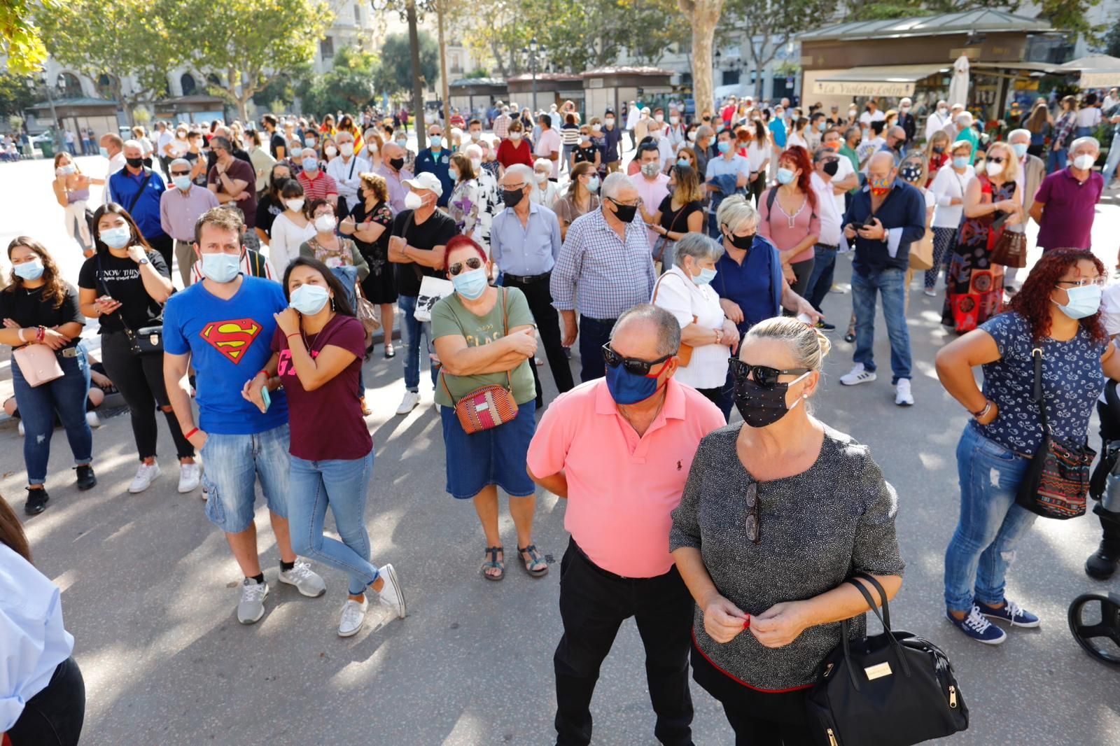 Adelantan la mascletà del 9 d'Octubre ante la aglomeración de gente en la plaza del Ayuntamiento