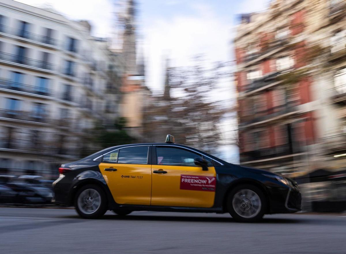 La meitat dels taxis de BCN ja treballen per a plataformes