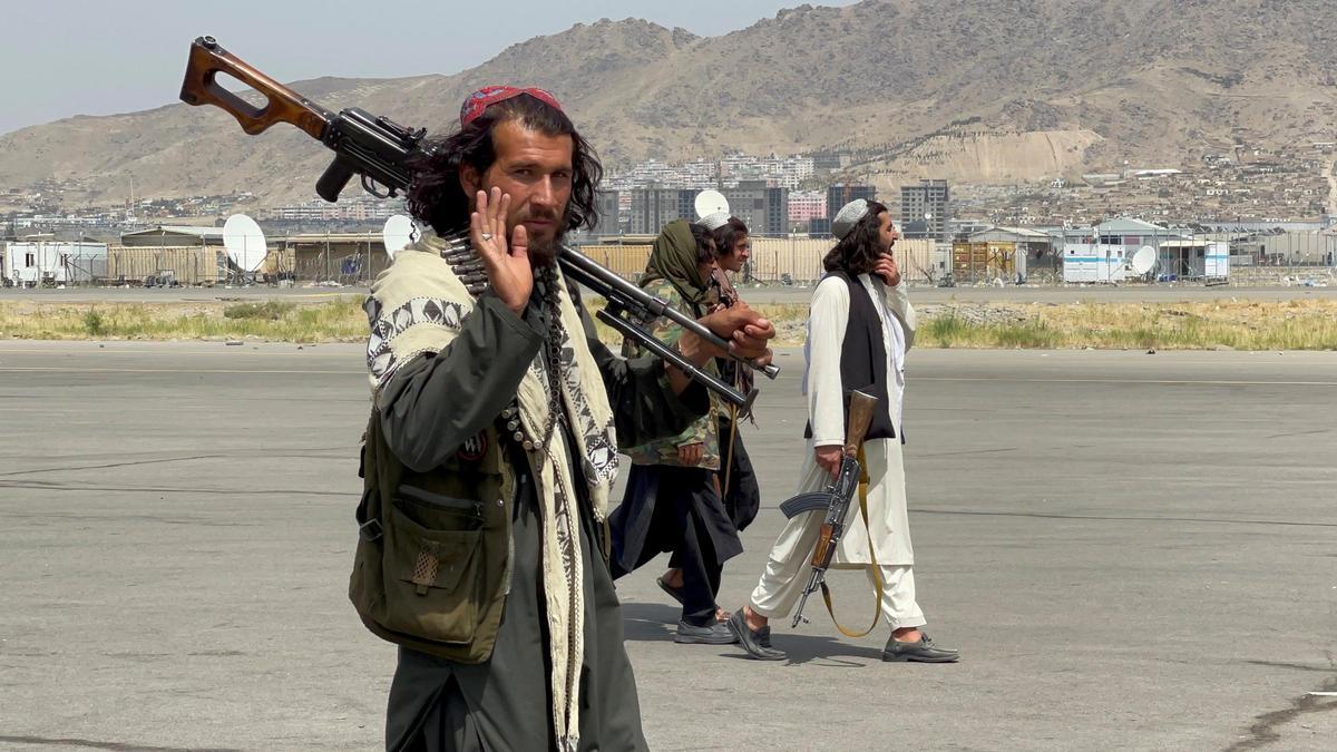 Milicianos talibanes en el aeropuerto de Kabul.