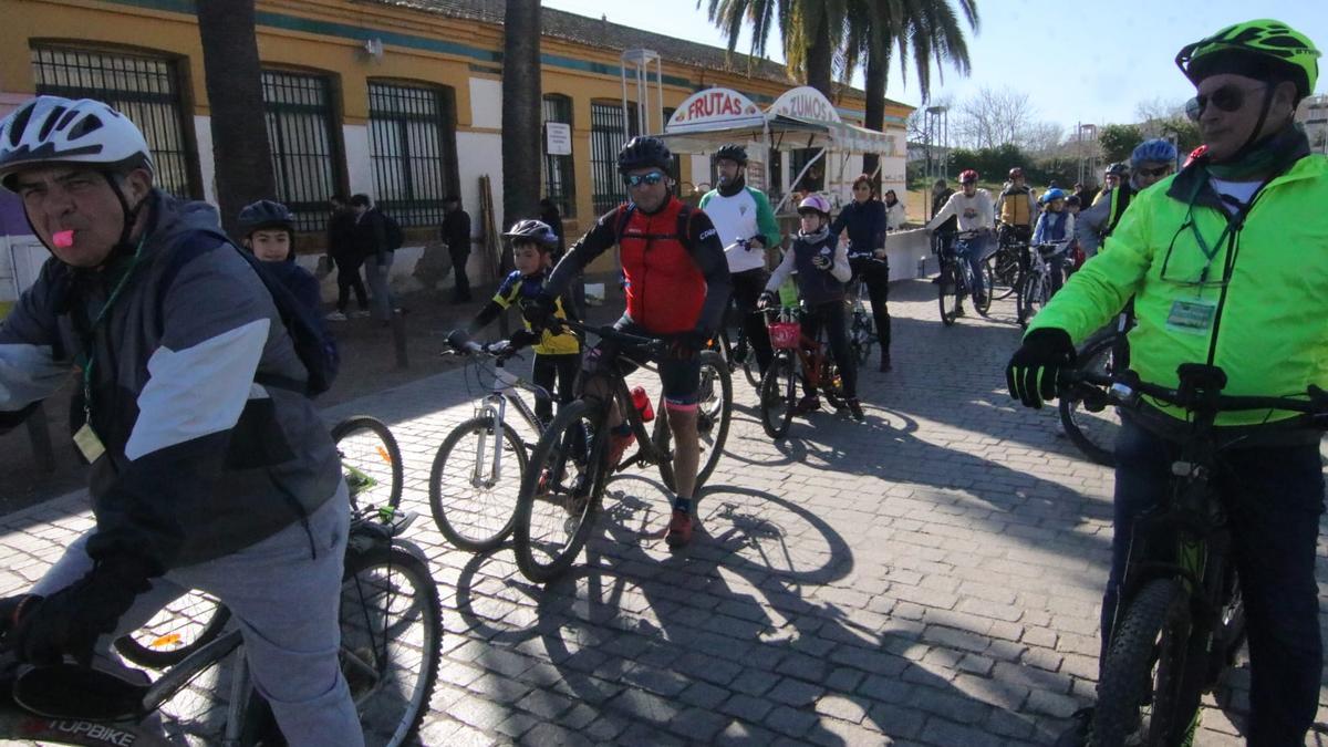 Padres y niños se suman a la marcha ciclista organizada en la clausura de las 39ª Jornadas por la Paz del Distrito Sur.