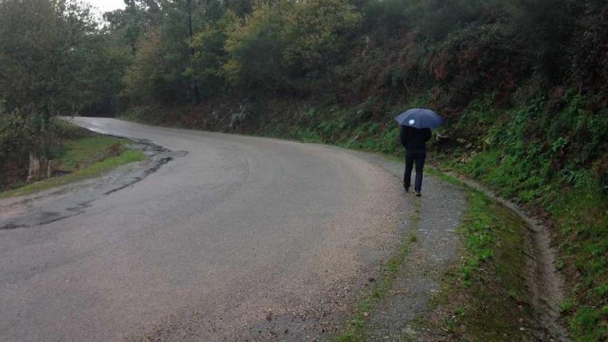 Un tramo del vial de Chandebrito sin delimitación de carriles. // FdV