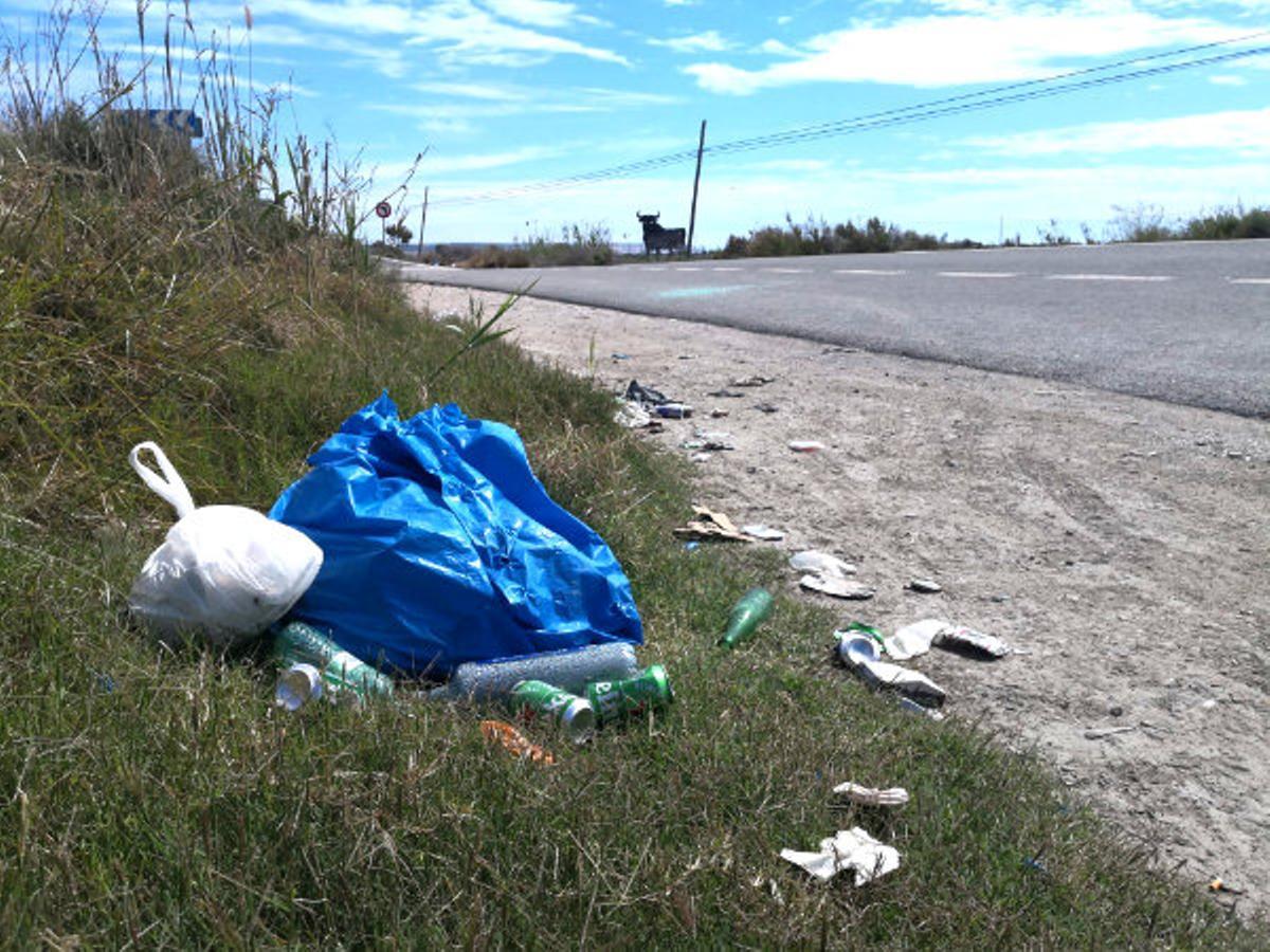 Suciedad junto a la carretera N-332 que pasa por el parque natural de Las Salinas de Santa Pola