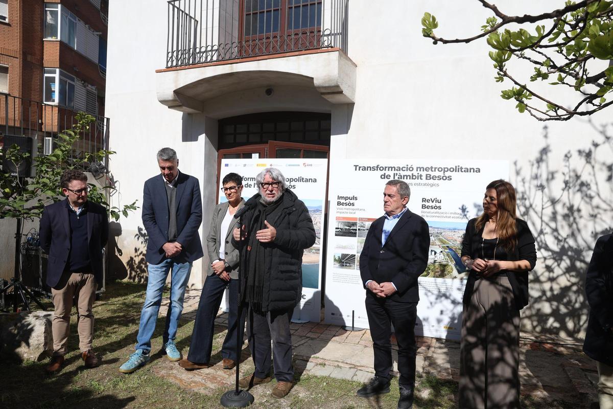 Presentación de los proyectos de reforma y transformación urbana en Sant Adrià y Badalona, frente a la masía de Can Rigalt