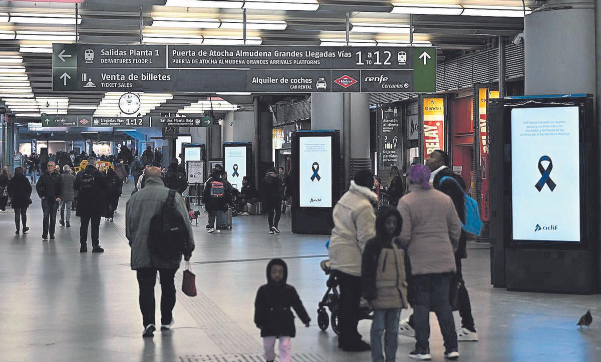 Crespones negros en las pantallas informativas de la estación de Atocha en Madrid.