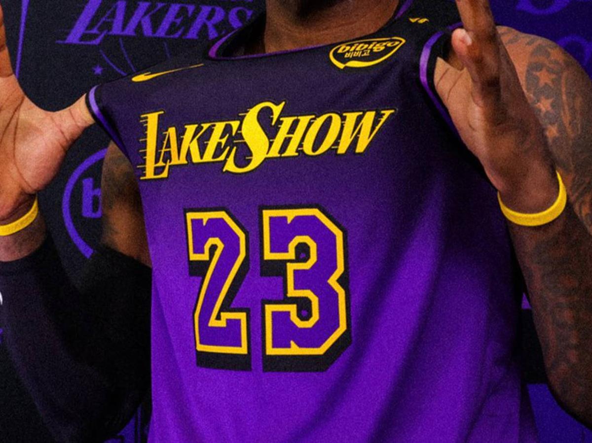 La camsieta visitante, inspirada en al City Edition de los Lakers del año pasado