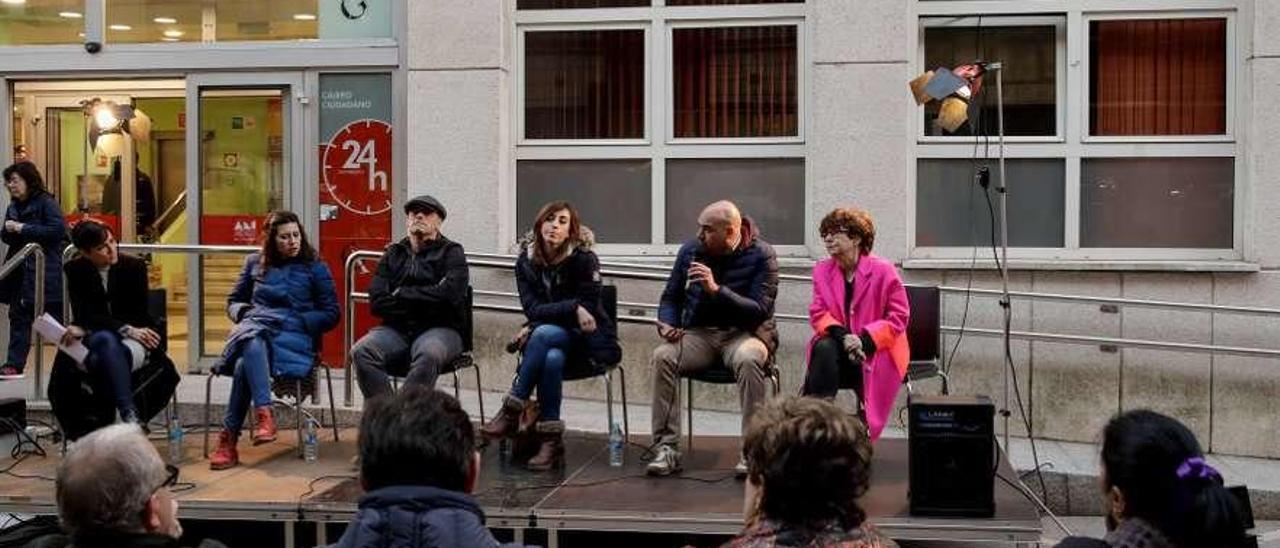 En la tarima, por la izquierda, la periodista Xana Iglesias, que hizo de moderadora; Nuria Rodríguez; Monchu García; Ana Isabel Méndez; Jesús Martínez Salvador, durante una de sus intervenciones, y Ana Castaño, con algunos de los asistentes al coloquio sentados en primer término.