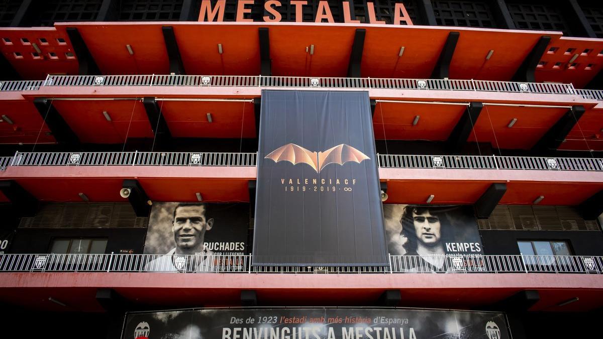 El logo del centenario del Valencia CF en la fachada principal del Estadio de Mestalla / Miguel Lorenzo