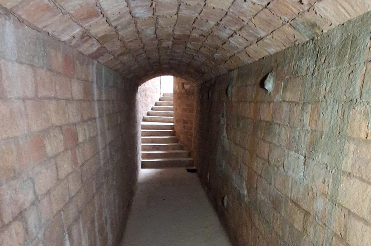 Galeria que conduce a la entrada, en el fondo. El refugio tenía 90 metros de longitud, cuatro letrinas y una sala que podía funcionar como enfermería.