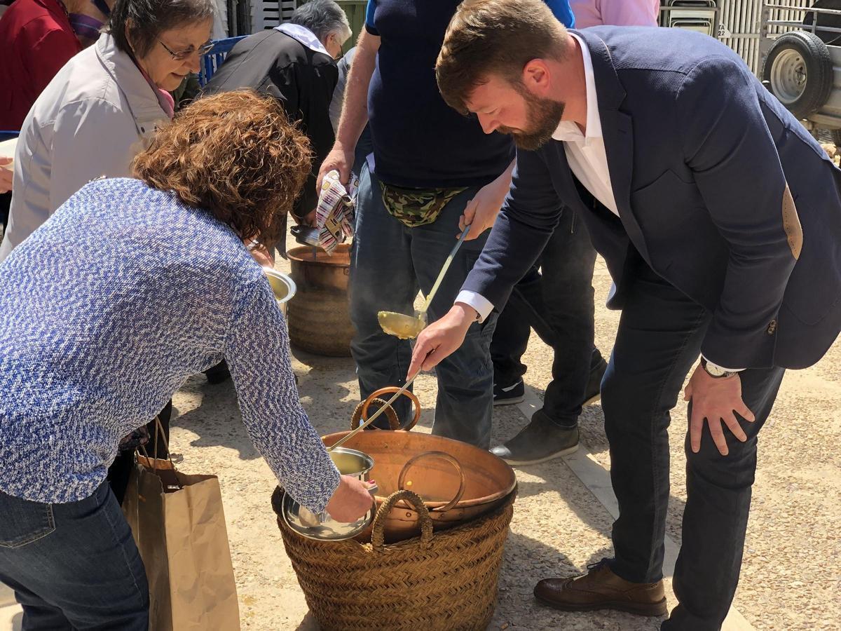El alcalde de la localidad, Iván Sánchez, participando en las calderas.