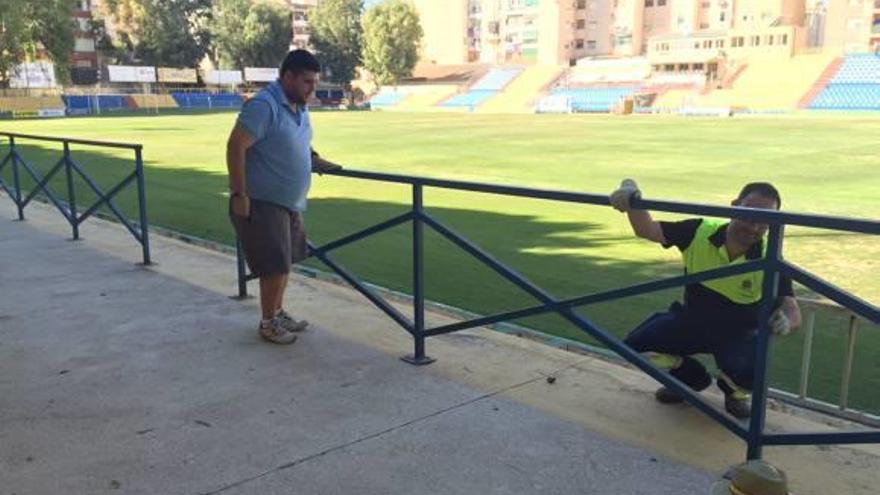 Una imagen ayer de las labores de mantenimiento que se están realizando en el estadio.